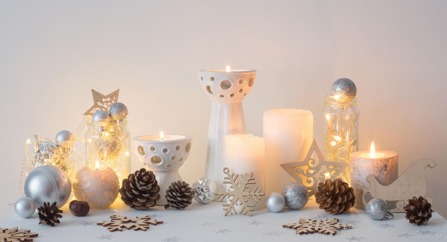 białe świece dekoracje