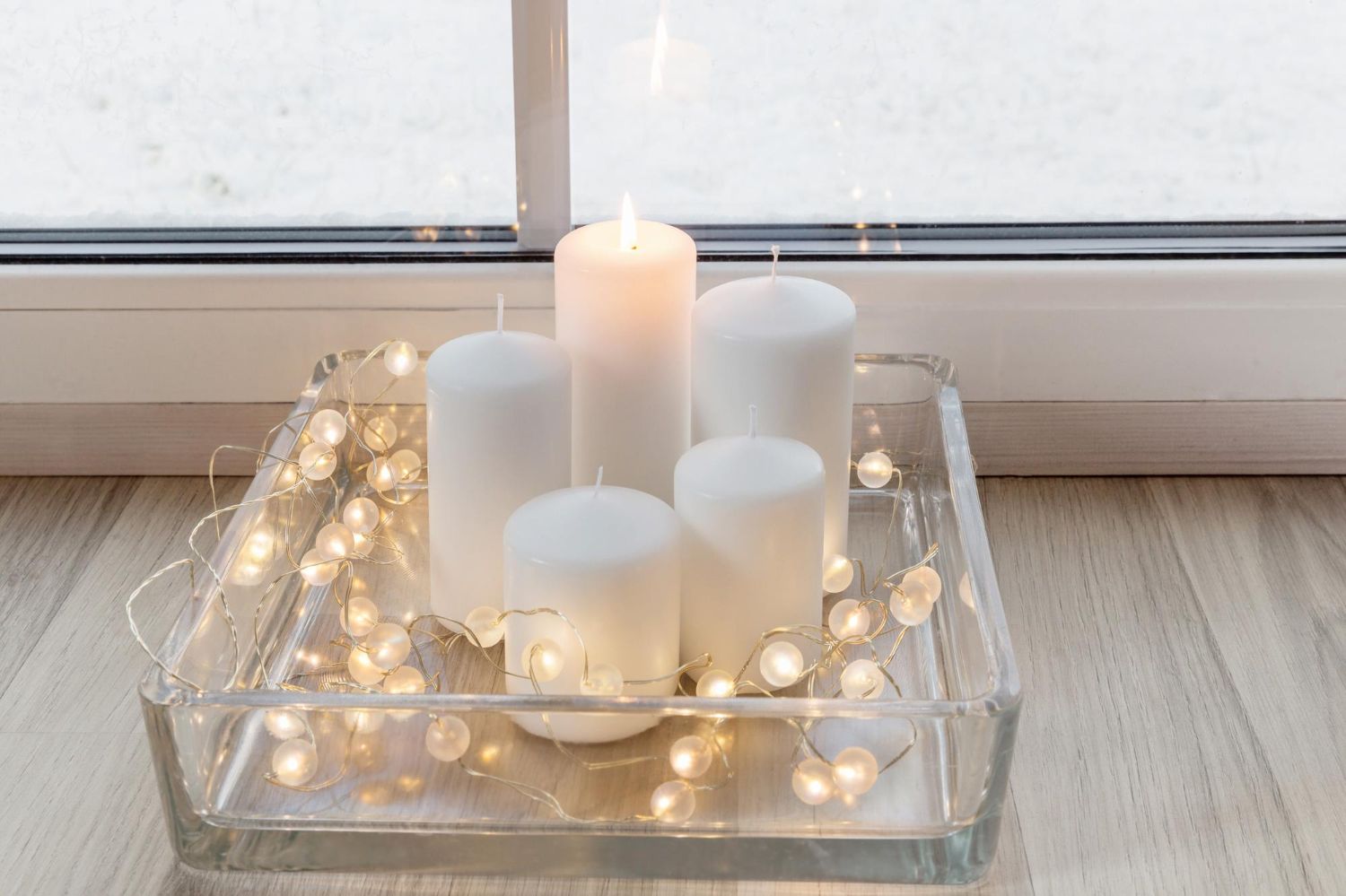 białe świece dekoracje