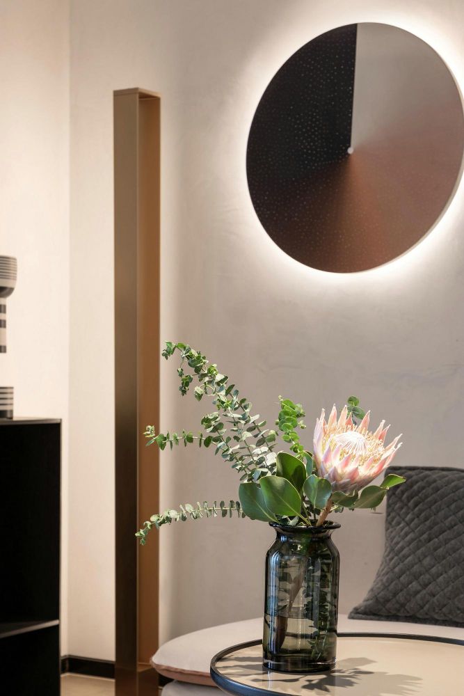 nowoczesna lampa w korytarzu