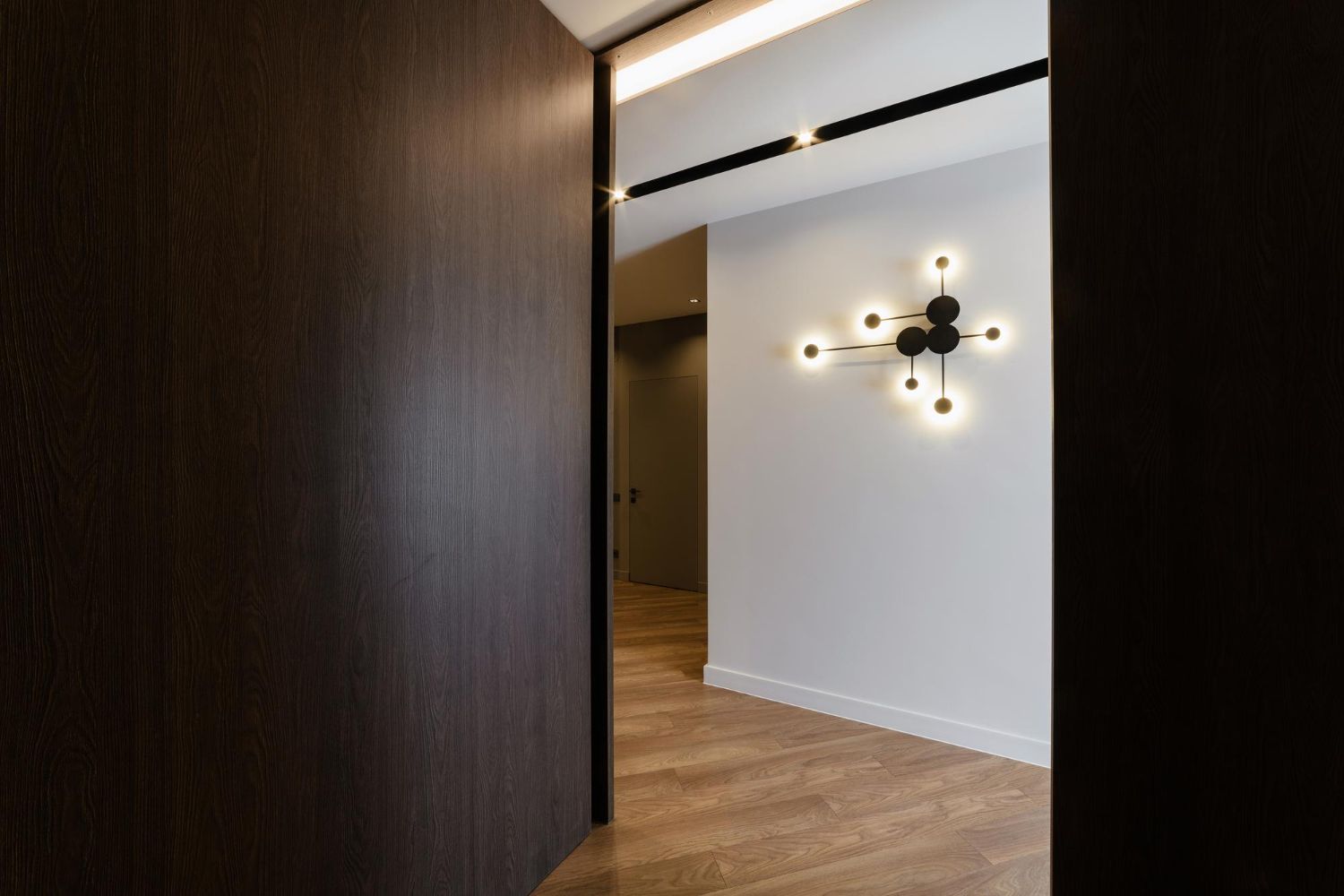 nowoczesna lampa w przedpokoju