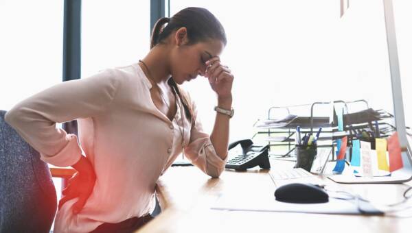 Kobieta biznesowa i ból pleców