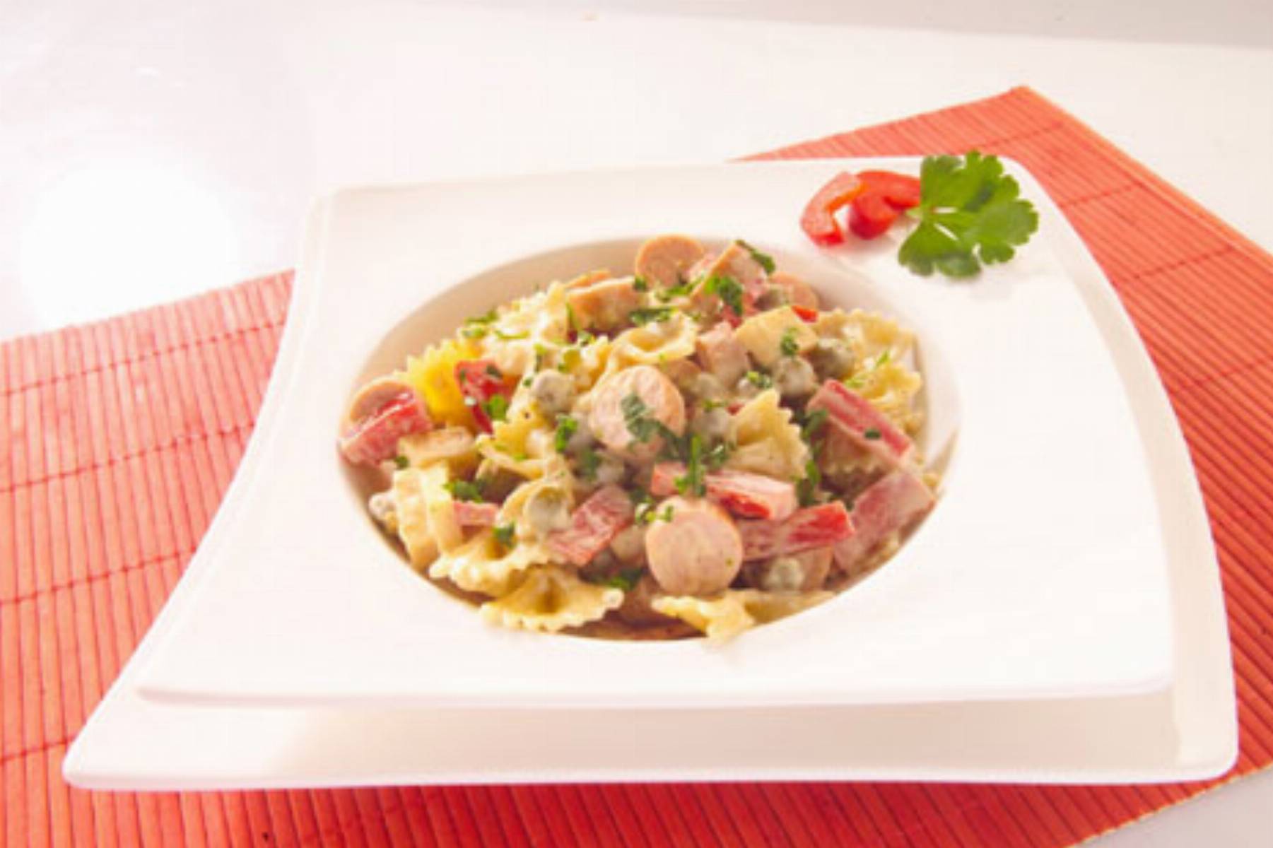 Salatka z makaronem i Paryzankami fot. ZM Pekpol