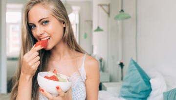 blondynka jedząca warzywa