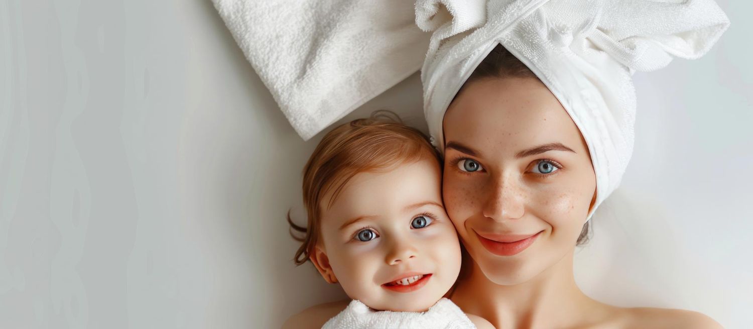 Matka i córka owinięte w ręczniki po kąpieli