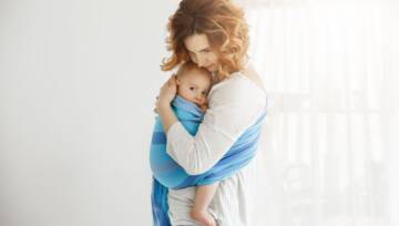 matka przytula niemowlę