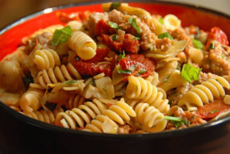 Fusilli-z-kiełbasą,-karczochami-i-suszonymi-pomidorami