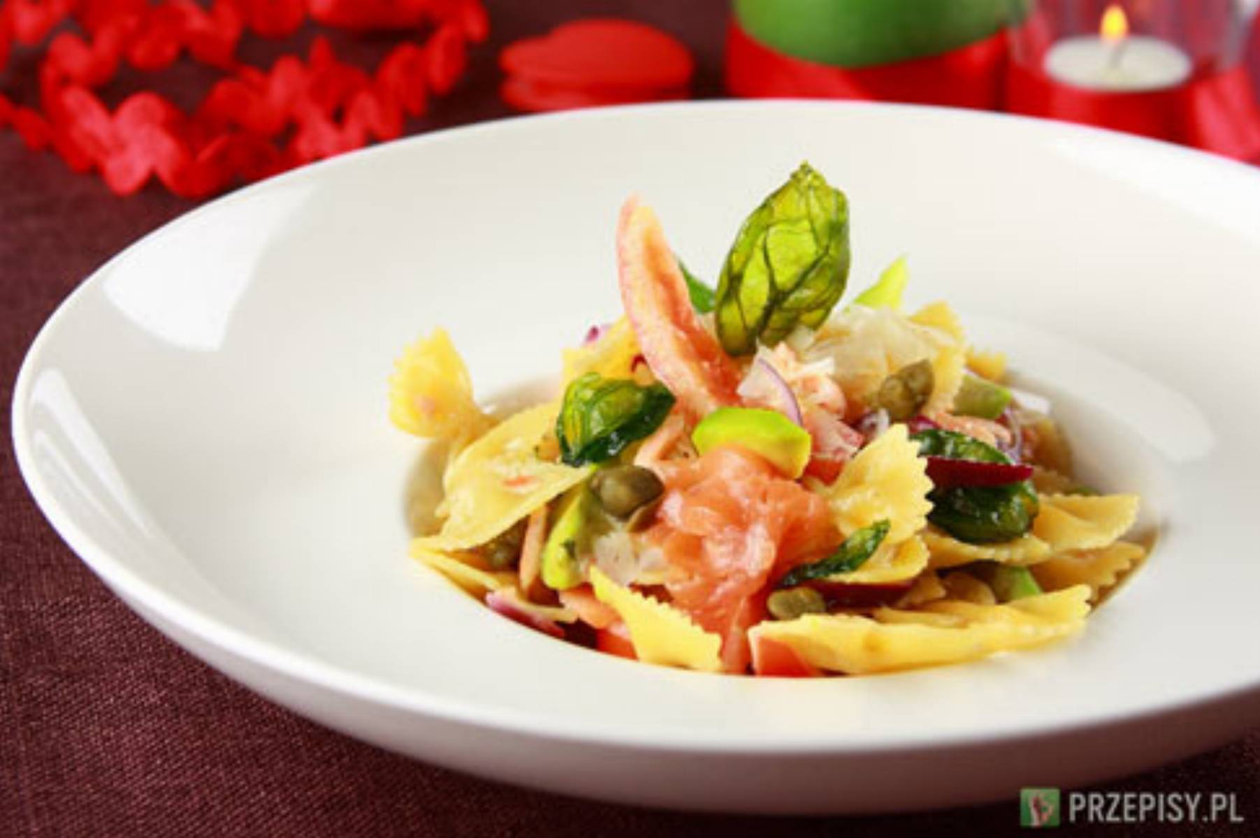 Makaron-z-farfalle-z-lososiem-i-awokado