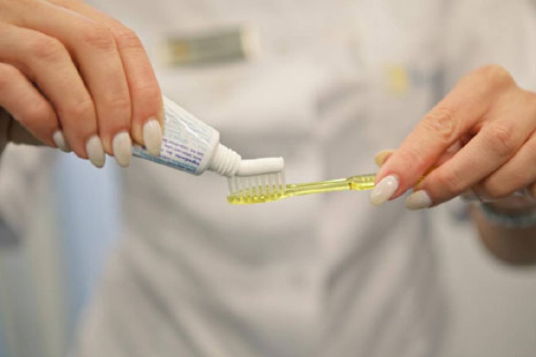 Mycie zebow fot. Dentim Clinic