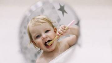 małe dziecko myje zęby