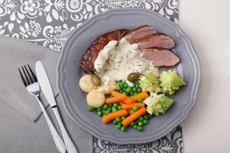 Poledwiczki-duszone-w-winie-z-sosem-serowo-kaparowym-i-warzywami--MSM-Monki