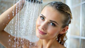 kobieta pod prysznicem