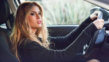 kobieta prowadzi auto