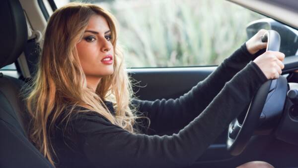kobieta prowadzi auto