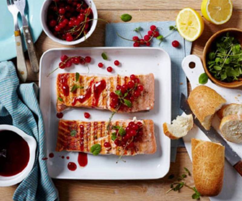 Łosoś z czerwoną porzeczką