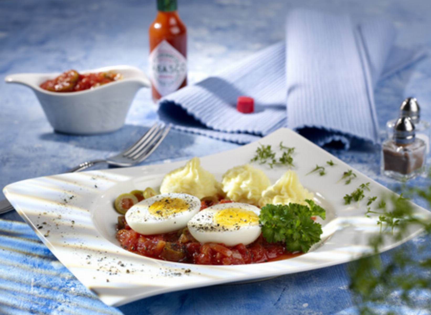 Jajka-z-sosem-pomidorowym,-bazylia-i-oliwkami