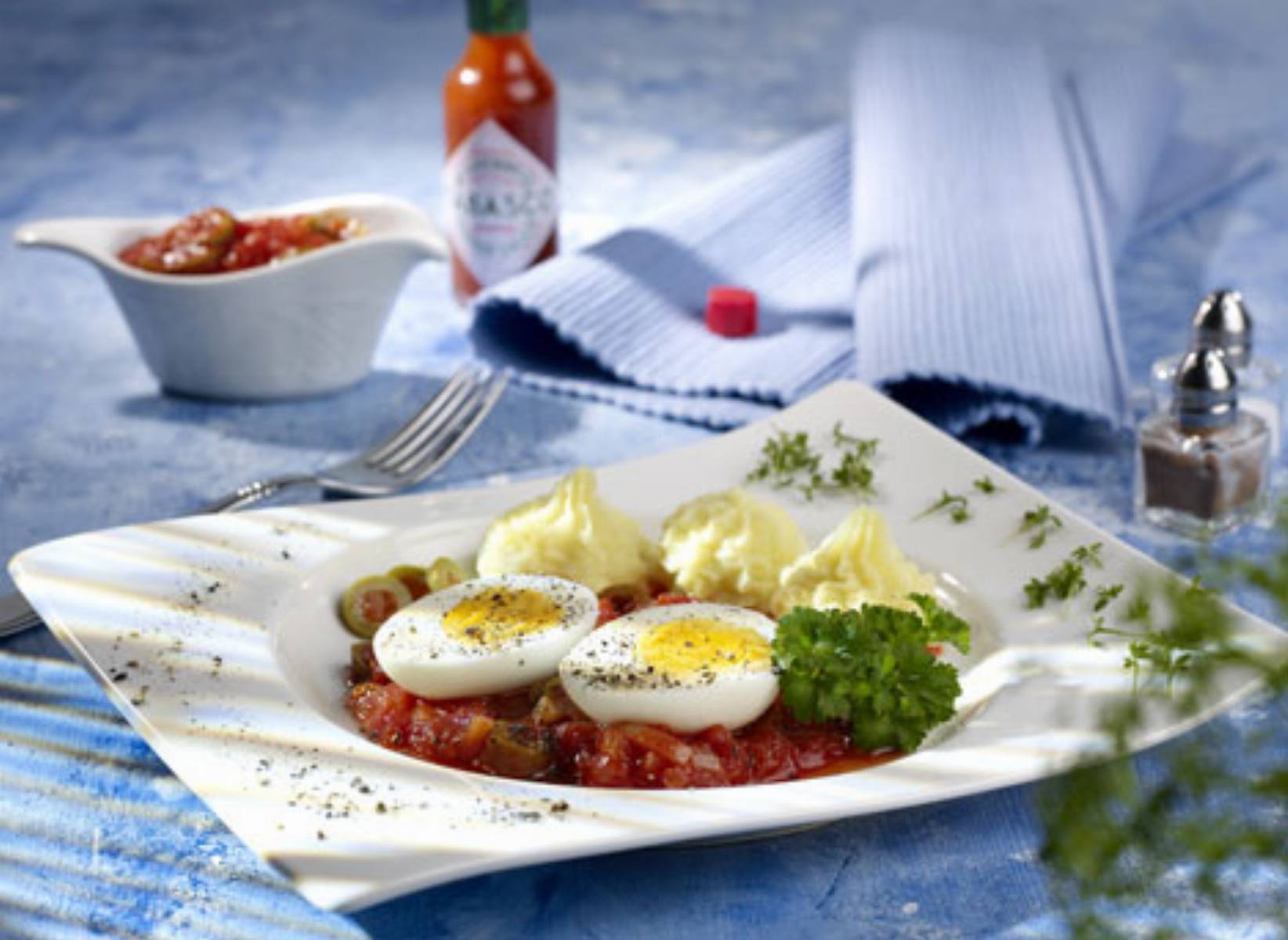 Jajka z sosem pomidorowym i bazylia