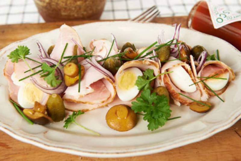 Salatka wielkanocna z sosem tatarskim