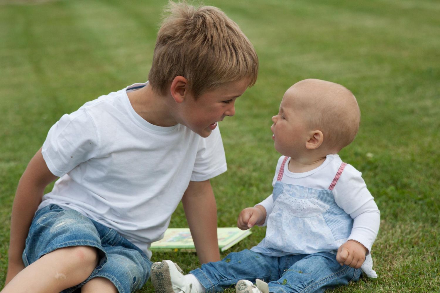 małe dzieci na trawie