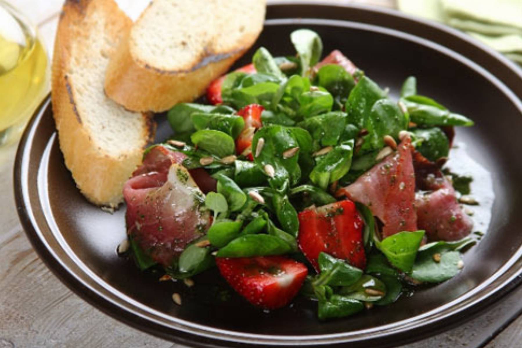 Aromatyczna-salatka-z-truskawkami-i-suszona-szynka-0