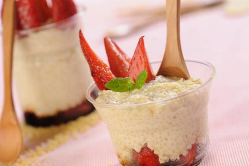 Pudding z kaszy jaglanej z truskawkami w kremie balsamicznym