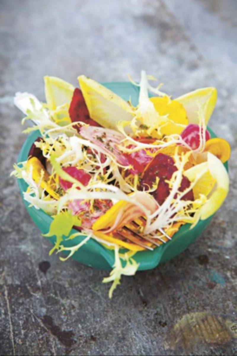 Wiosenna sałatka z buraków z pomarańczowym winegretem