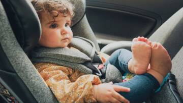 dziecko w foteliku samochodowym