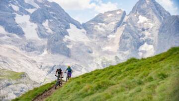 Mężczyzna i kobieta jeżdżący rowerami górskimi po ścieżce górskiej
