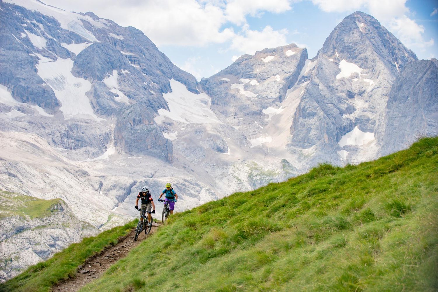 Mężczyzna i kobieta jeżdżący rowerami górskimi po ścieżce górskiej