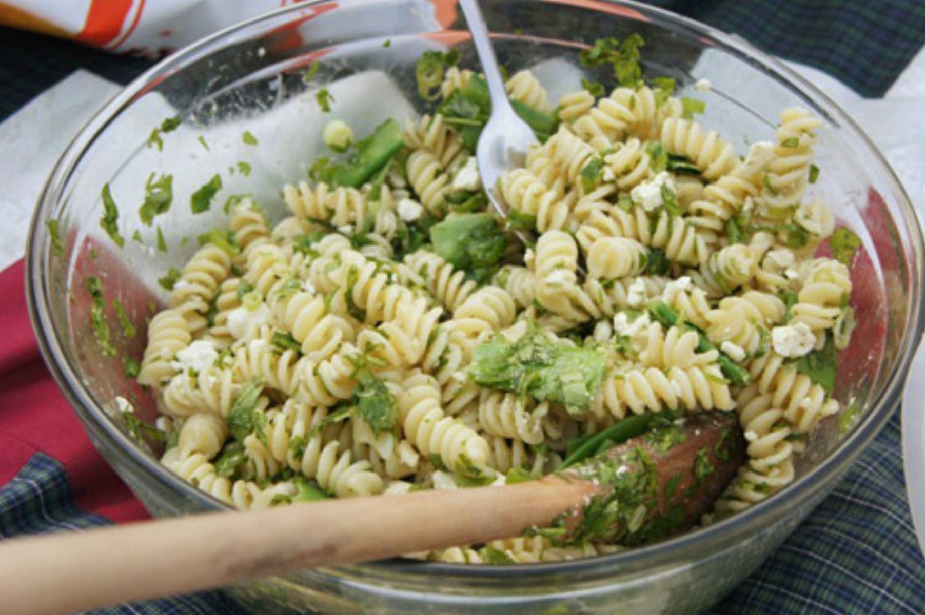 salatka-makaronowa-z-feta-i-groszkiem