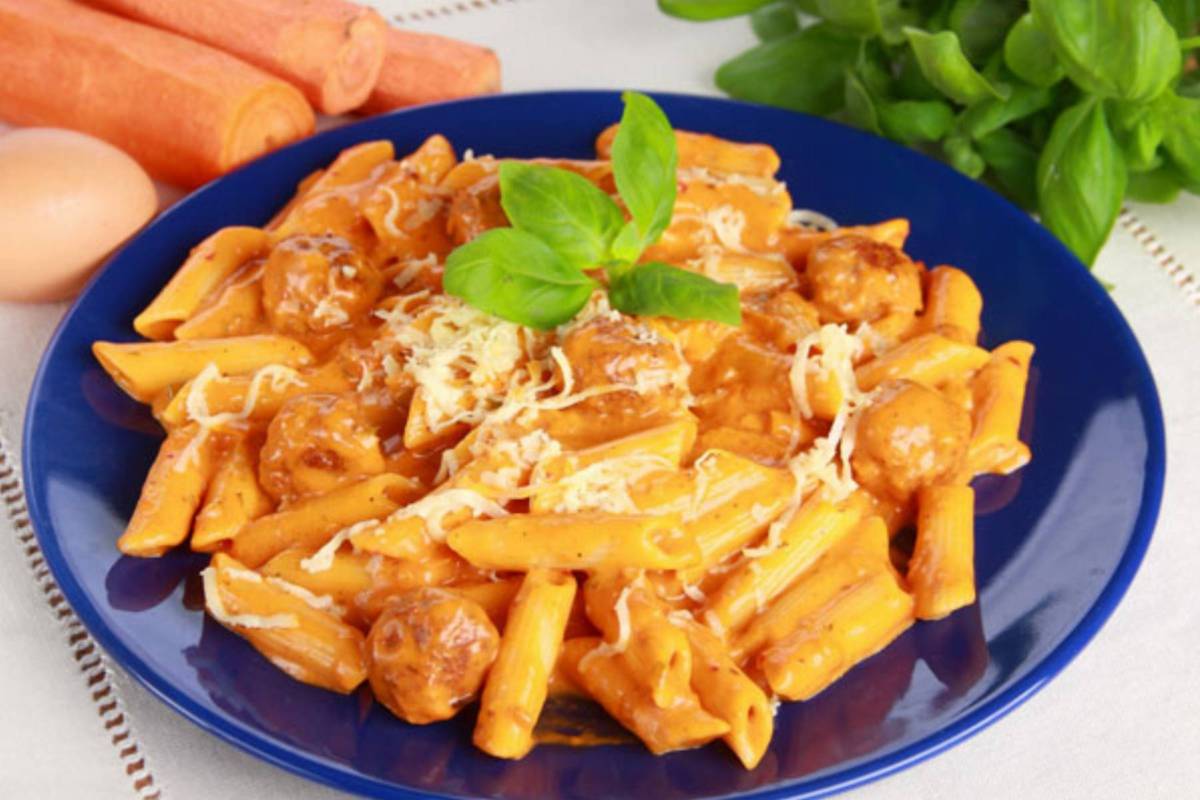 Pulpeciki z makaronem w sosie pomidorowym - KobietaMag.pl