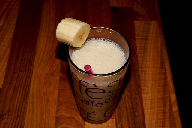 Koktajl bananowy z otrębami śliwkowymi Koktajl bananowy z otrębami śliwkowymi