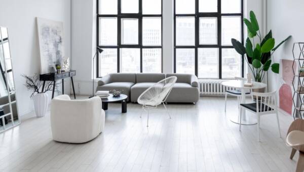 Nowoczesne, minimalistyczne wnętrze jasnego, jasnego monochromatycznego podłoga