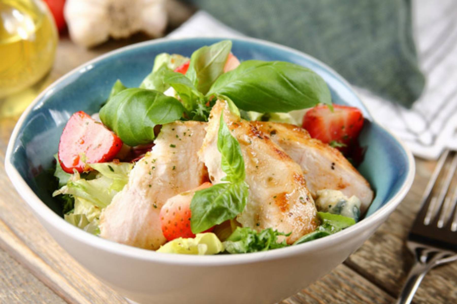 salatka-z-truskawek-i-grillowanego-kurczaka