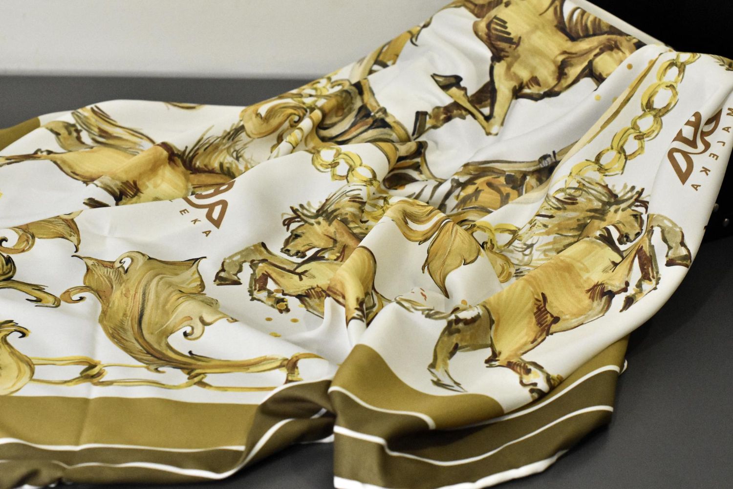 Szalik z motywem konia