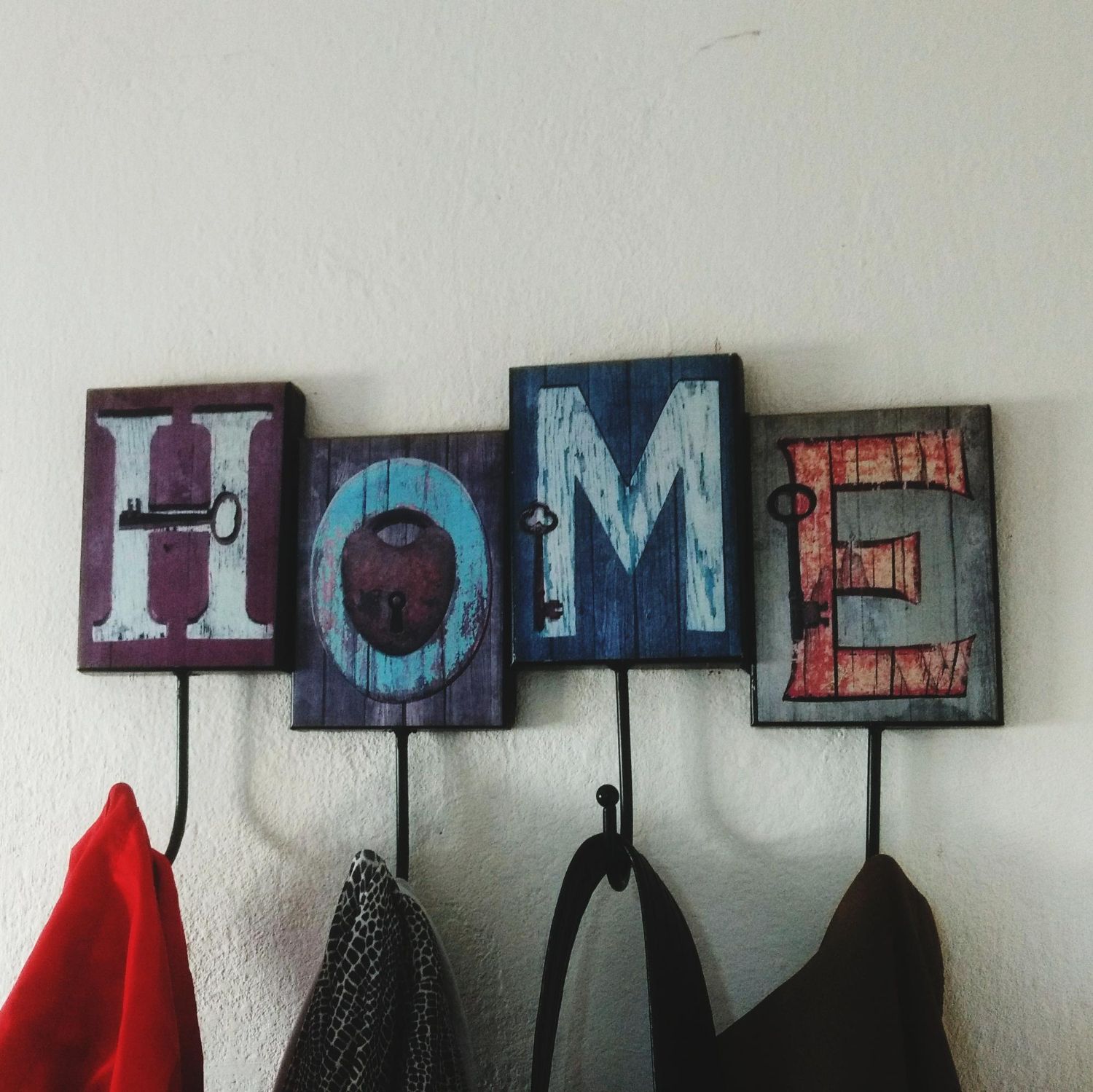 tekst dom jako wieszak na ścianie