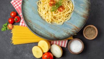 Widok z góry na pyszne spagetti podawane z zielonymi pomidorami