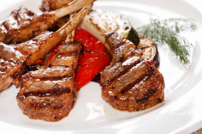 Aromatyczny comber jagnięcy z grilla