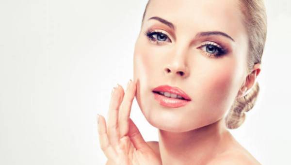 Kosmetyki GOLD THERAPY od Floslek przywrócą Twojej skórze promienny blask
