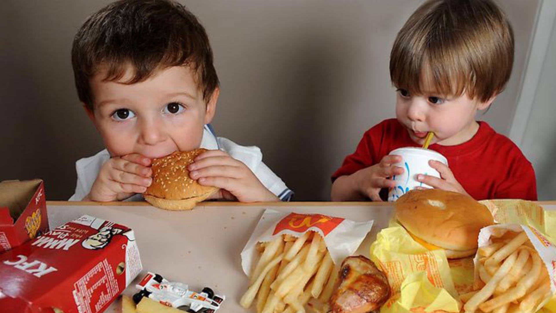 Кормят ли родителей. Еда для детей. Неправильное питание детей. Дети и фаст фуд. Ребенок ест фаст фуд.
