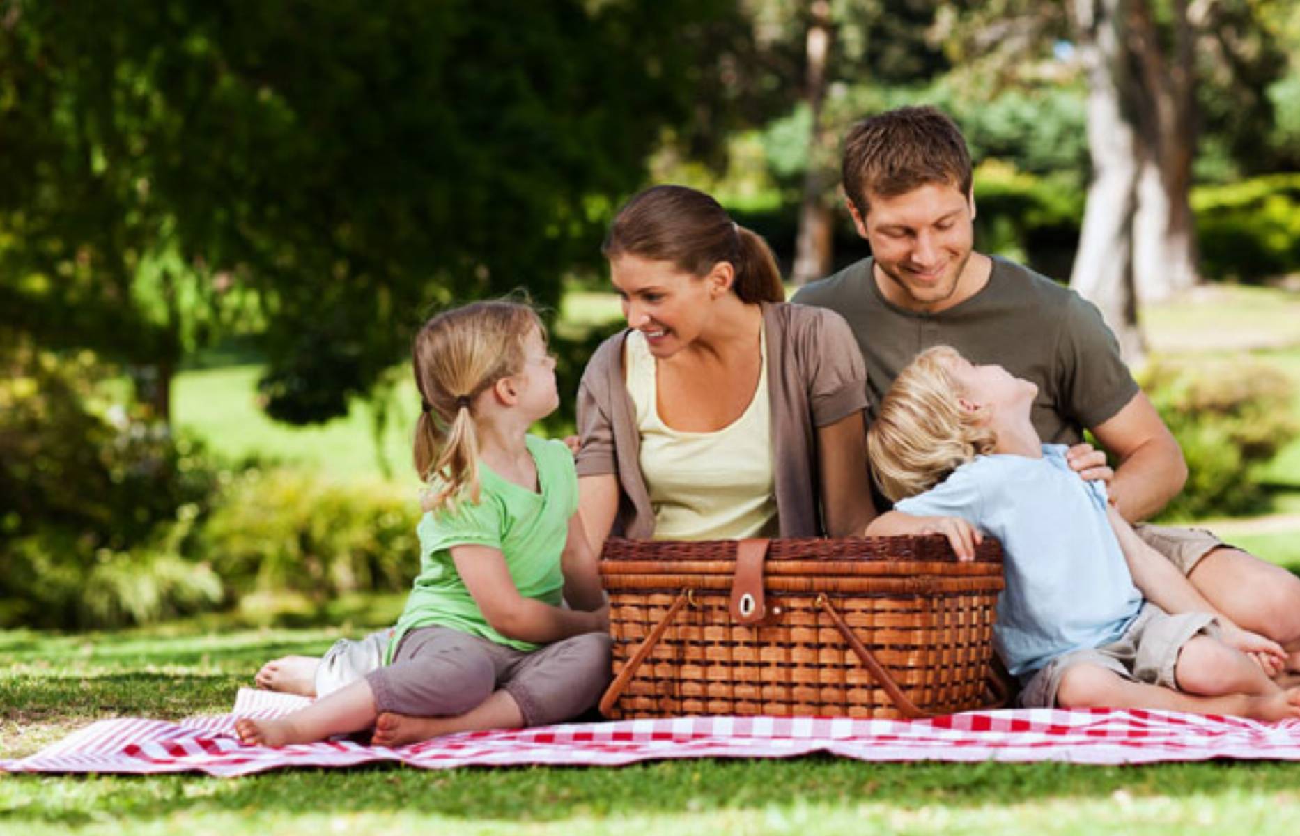 Любят интересно проводить время. Семья на пикнике. Ребенок в семье. Семейные традиции. Счастливая семья на природе.