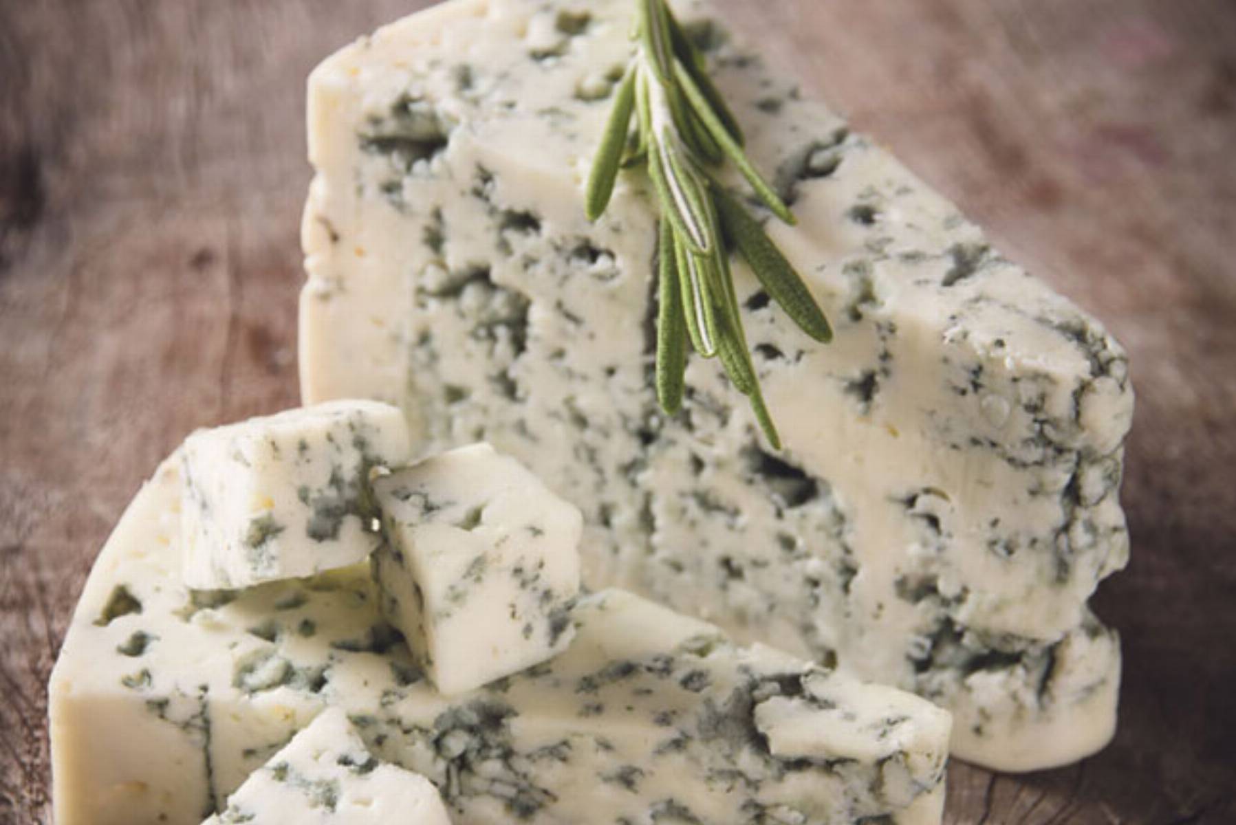 Почему сыр с плесенью
