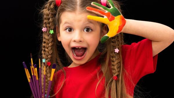 dziewczynka zabawy plastyczne