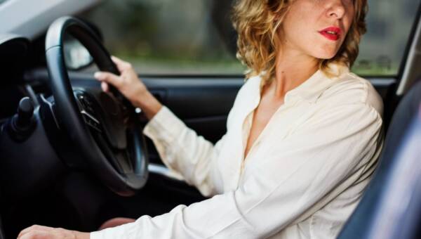 kobieta prowadząca samochód