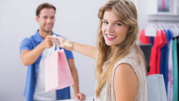 kobieta zwraca towar