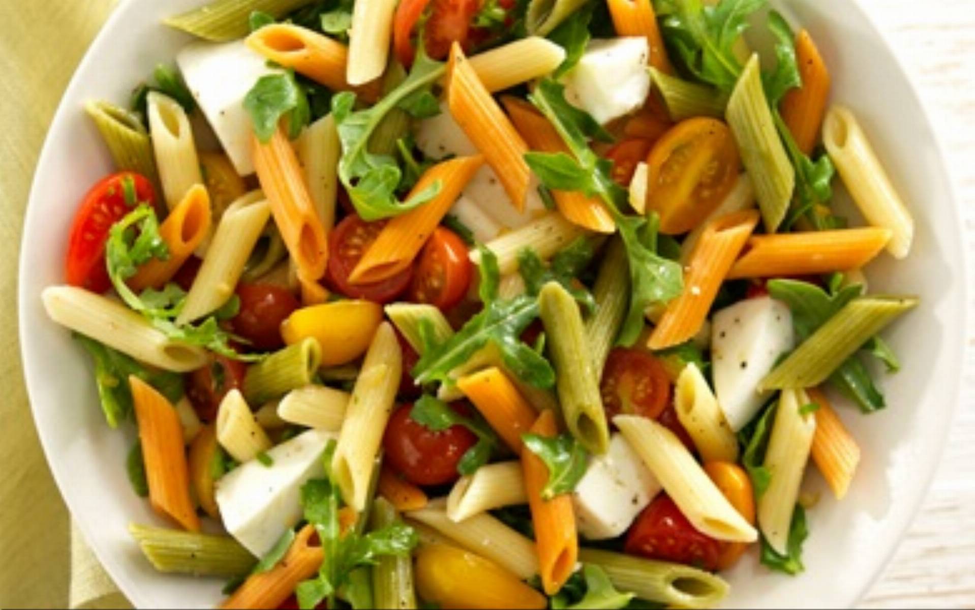 Mezze Penne Tricolore z rukolą, pomidorkami koktajlowymi i serem mozarella