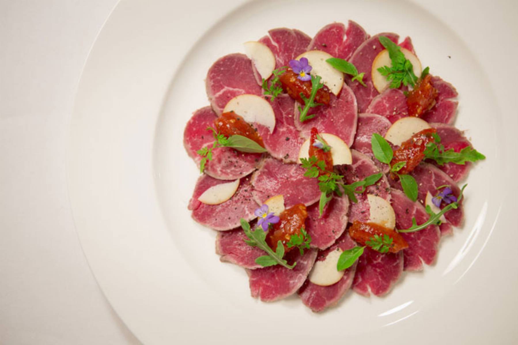 poledwica-wolowa-z-oscypkiem,-pomidorem