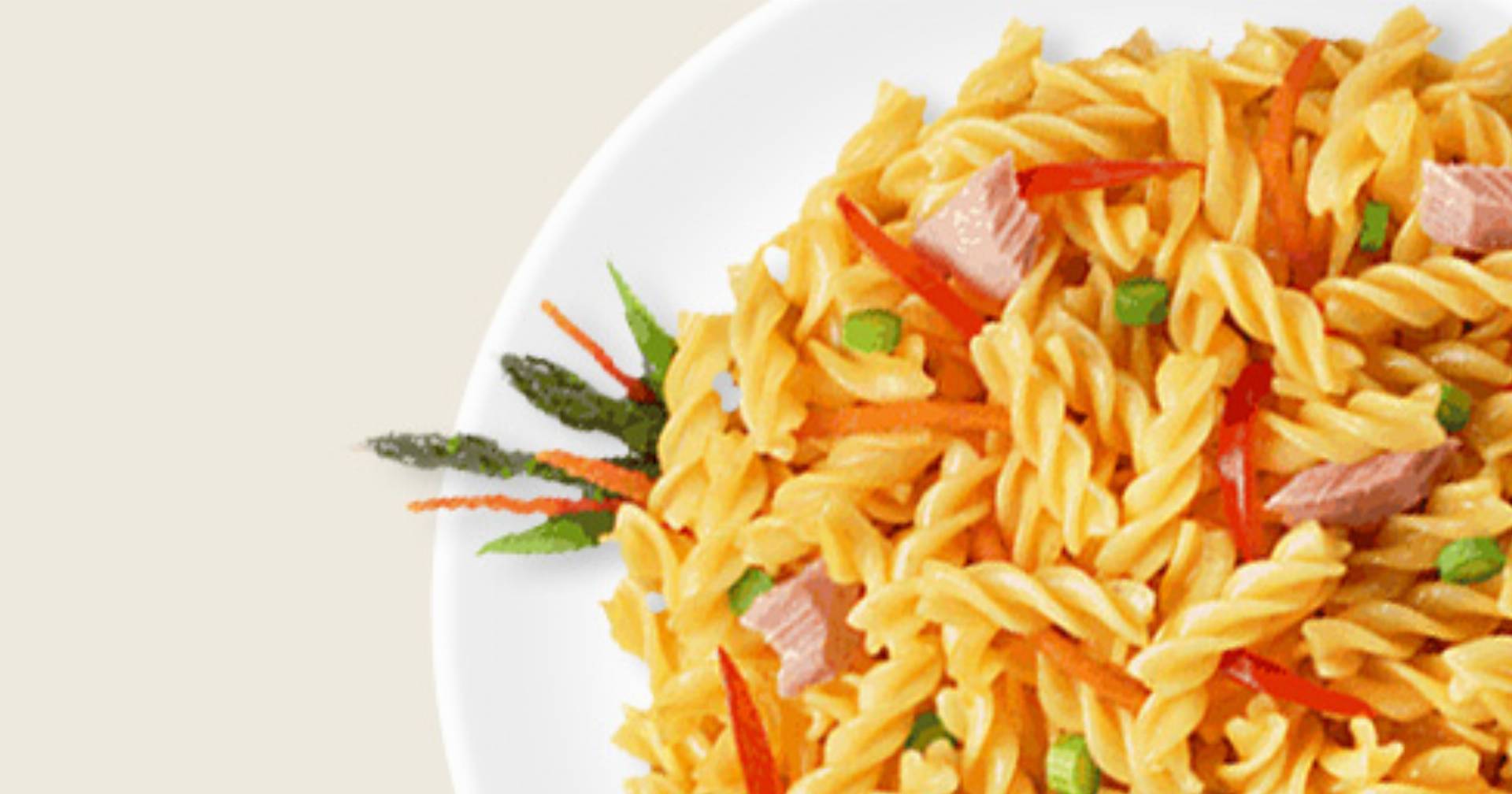Sałatka z makaronem fusilli z tuńczykiem, brokułem, pomidorami i marchwią
