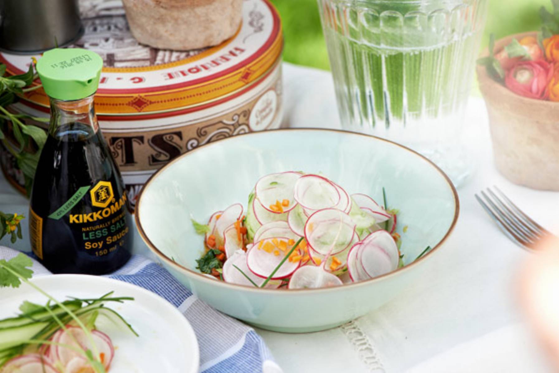 Sałata z ogórka i rzodkiewek w  dressingu na bazie sosu sojowego