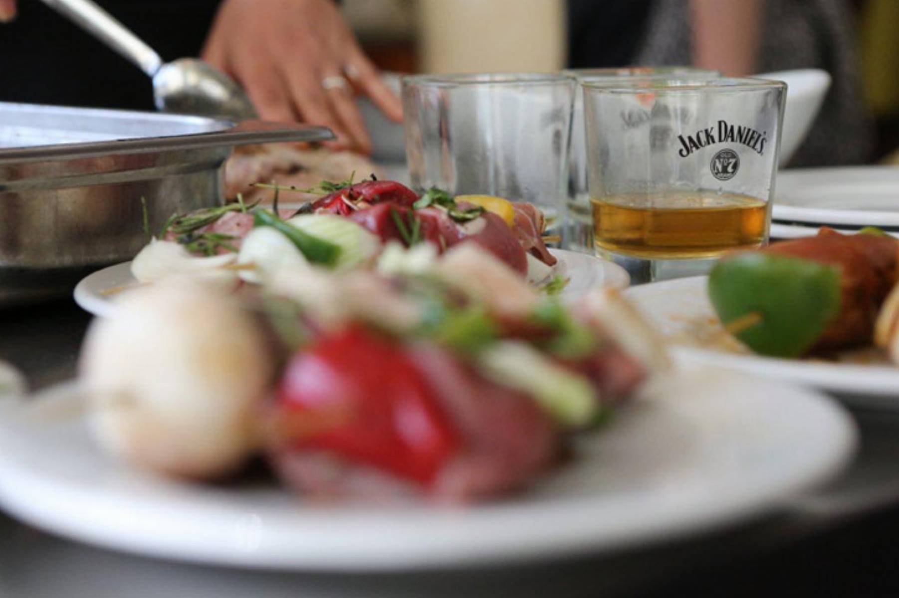 Szaszłyk z różnych mięs z wędzonymi śliwkami i Jack Daniel’s Tennessee Whiskey 