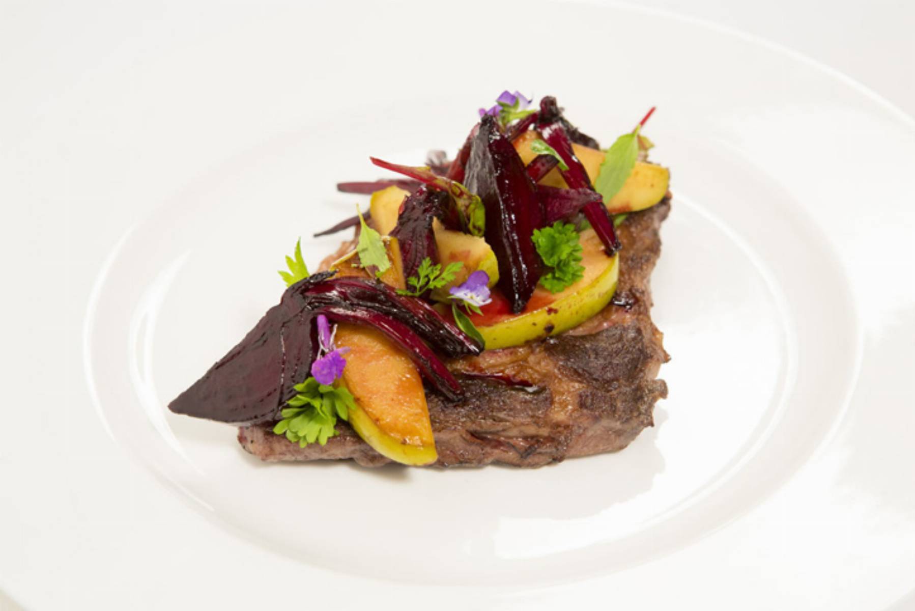 Antrykot-wolowy-z-karmelizowanym-burakiem-i-jablkiem
